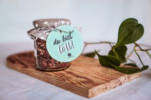 Tee im Einwegglas mit "Du bist toll"-Geschenkanhänger