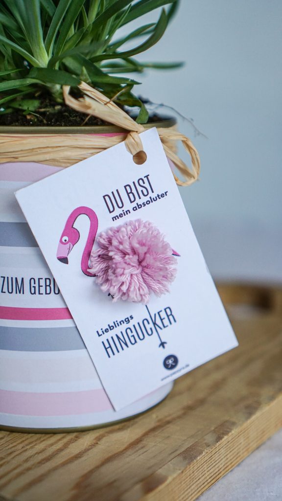 Geschenkanhänger mit Flamingo-Motiv an rosa Blumentopf aus Konservendose