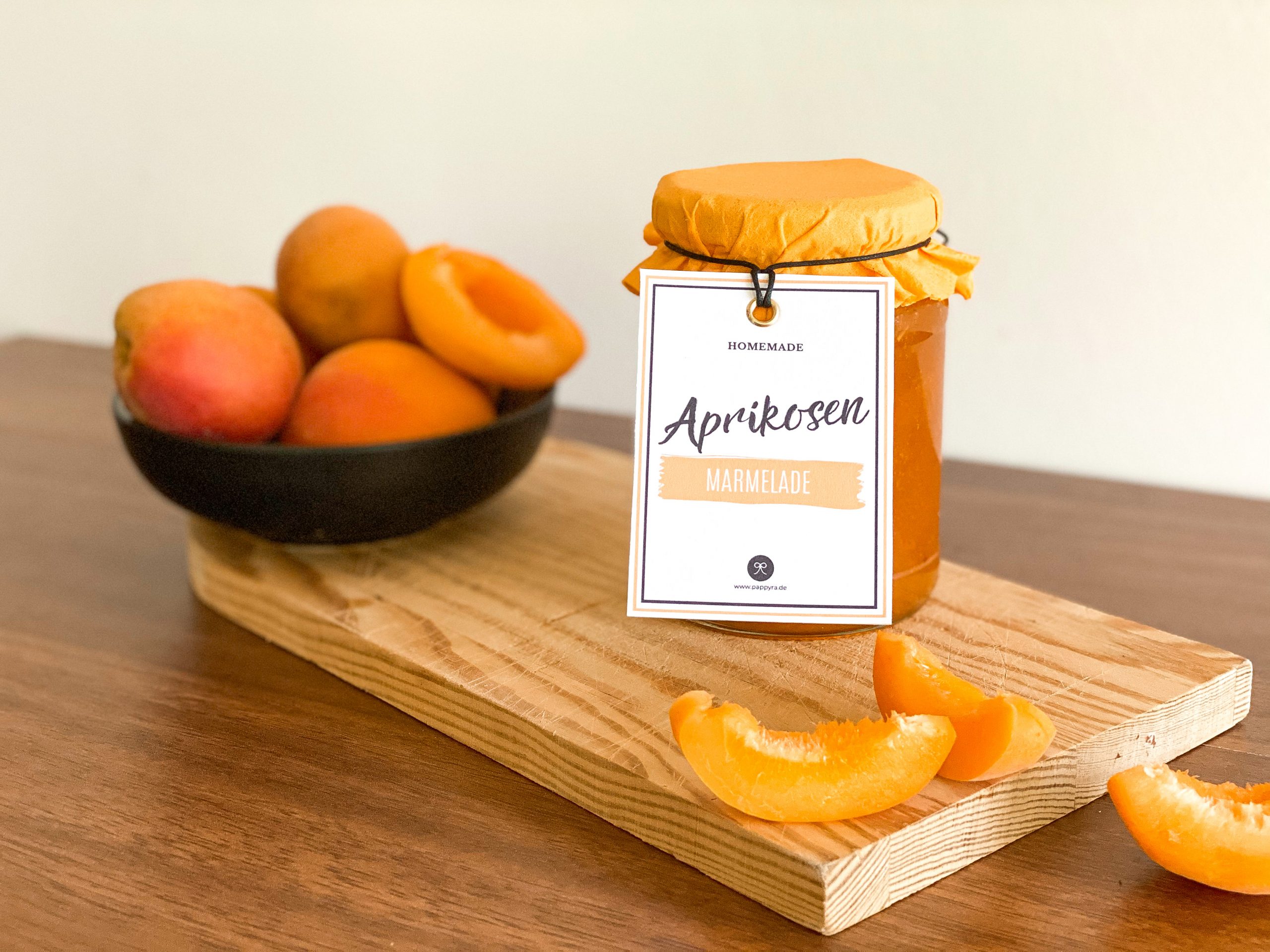 Selbstgemachte Aprikosenmarmelade mit schönem Etikett,