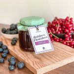 Selbstgemachte Heidelbeere-Johannisbeere-Marmelade mit schönem Etikett,
