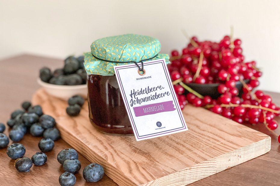 Selbstgemachte Heidelbeere-Johannisbeere-Marmelade mit schönem Etikett,