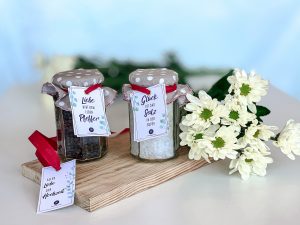 Mitbringsel zur Hochzeit: Salz und Pfeffer mit Geschenkanhängern.
