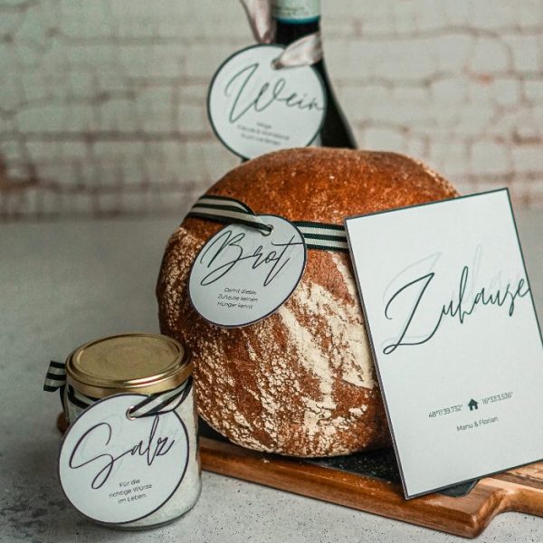 Einzugsgeschenk mit Brot Salz Wein und passenden Etiketten.