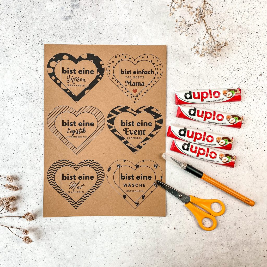 Bastelmaterialien für ein leicht umsetzbares Muttertagsgeschenk mit Duplos