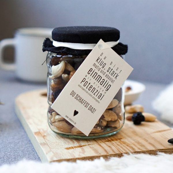 Glas mit Studentenfutter als Glücksbringer zur Prüfung.