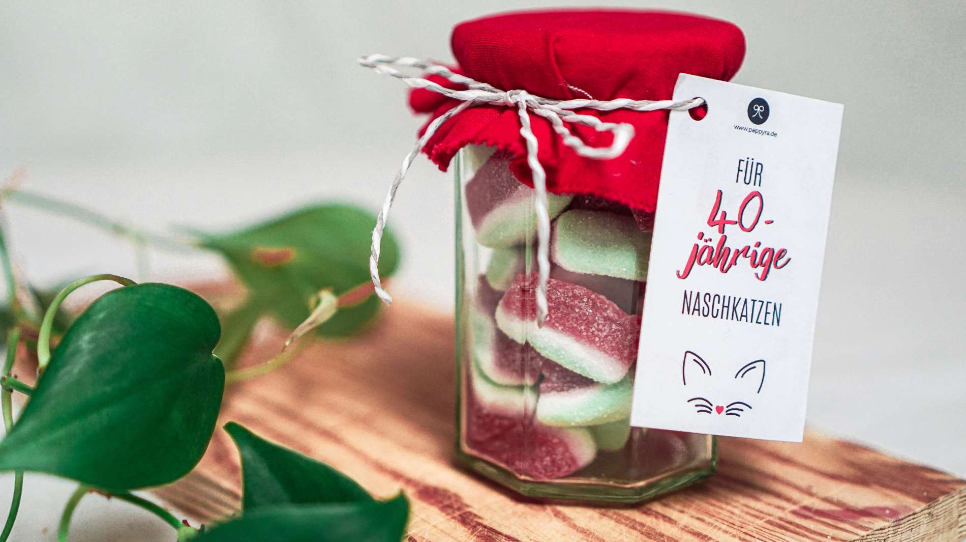 Einwegglas gefüllt mit Gummibärchen und Geschenkanhänger "Für 40-jährige Naschkatzen". Süße Geschenkidee zum runden Geburtstag.