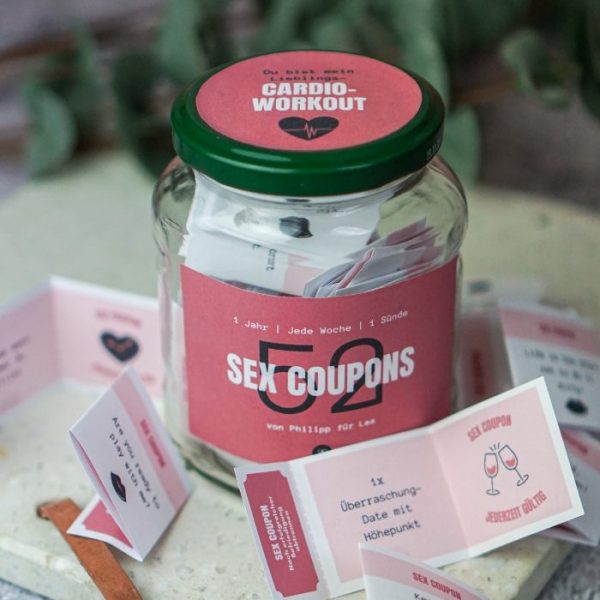 Sex Coupons für sie in einem Glas.