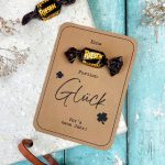 Eine Karte mit aufgeklebten Riesen-Bonbon und dem Text "Eine Riesen Portion Glück für's neue Jahr".