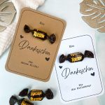 Zwei Dankeskarten mit aufgeklebten Riesen-Bonbons. Eine Karte auf Kraftkarton gedruckt mit dem Spruch - Ein Riesen Dankeschön für deine Hilfe. Die andere Karte auf weißem Papier gedruckt mit dem Spruch - Ein Riesen Dankeschön für die Einladung.