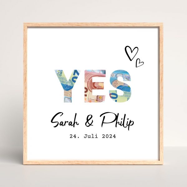 Quadratisches Poster mit den Namen des Brautpaars und dem Hochzeitsdatum. Oberhalb stehen die Buchstaben "YES". Die Buchstaben wurden ausgeschnitten und hinter ihnen scheinen Geldscheine hindurch.