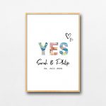 Hochformatiges Poster mit den Namen des Brautpaars und dem Hochzeitsdatum. Oberhalb stehen die Buchstaben "YES". Die Buchstaben wurden ausgeschnitten und hinter ihnen scheinen Geldscheine hindurch.