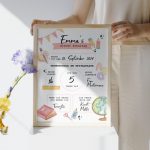 Das gerahmte Poster zum Schulstart in einem Holzrahmen neben einer Blume.