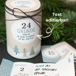 Adventskalender in einer Dose mit der Aufschrift "24 Gründe wieso du die beste Erzieherin auf der Welt bist". Dieser Text ist editierbar. Vor der Dose liegen kleine Zettel mit nummerierten Gründen, die per Hand beschriftet sind.