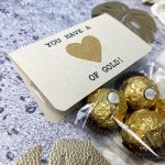 Kleines Geschenk mit Ferrero Rocher in einer Klarsichttüte, die mit einer Karte versehen ist, auf der steht "You have a heart of gold".
