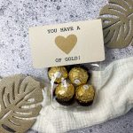 Kleines Mitbringsel mit Ferrero Rocher in einer Klarsichttüte, die mit einer Karte versehen ist, auf der steht "You have a heart of gold".