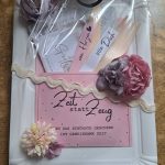 Ausgedruckte Gutscheinkarte eines Kunden - dekoriert mit Blumen, Gutschein und Besteck.