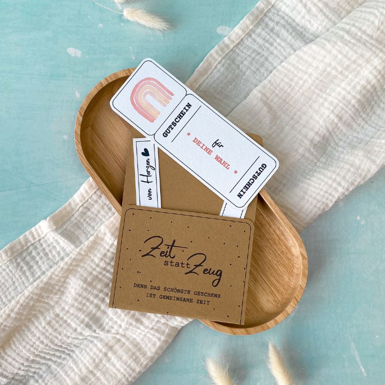 Jetzt auswählen: Gutscheinvorlage zum Ausdrucken und anschließend mit einer Gutscheinkarte kombinieren.