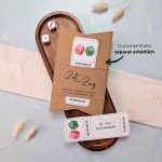 Spieleabend Gutschein Vorlage zum Ausdrucken. Der Gutschein steckt in einer Gutscheinkarte, auf der steht „Zeit statt Zeug“. Diese Gutscheinkarte muss separat erworben werden. Liebevoll gestaltete Druckvorlagen, um ganz einfach einen Gutschein Spieleabend selber basteln zu können.