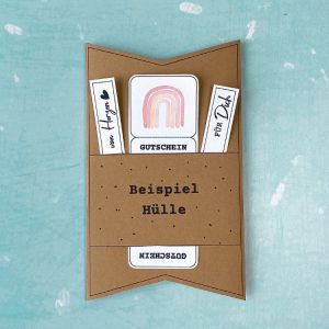 Selbst gebastelte Gutscheinhülle mit einem eingesteckten Gutschein und zwei Fähnchen, auf denen steht "von Herzen" und "Vielen Dank"