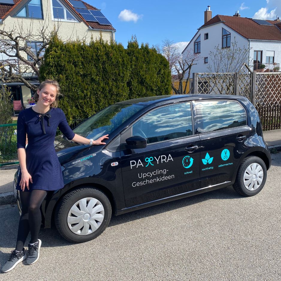 Franzi mit ihrem bedruckten Pappyra-Auto
