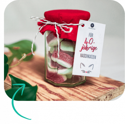 Naschkatzen Geschenkidee: ein Einwegglas mit Gummibärchen und Anhänger