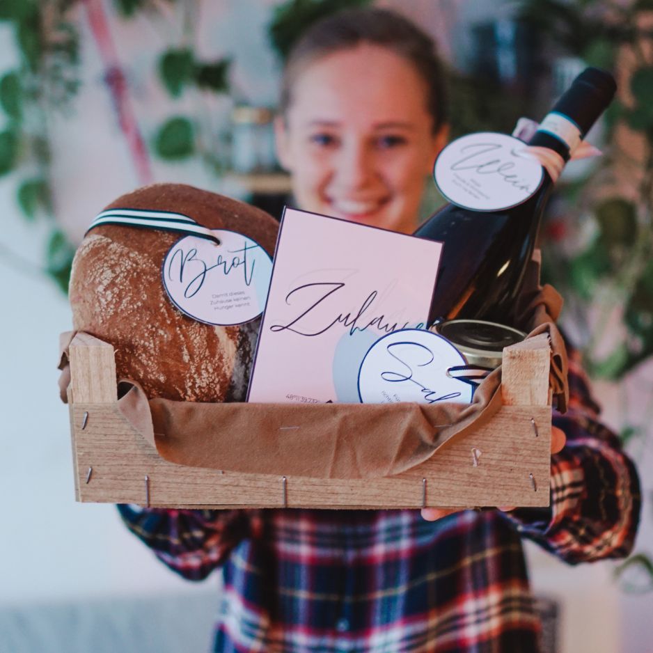 Brot Salz Wein Umzugsgeschenk in einer Holzkiste