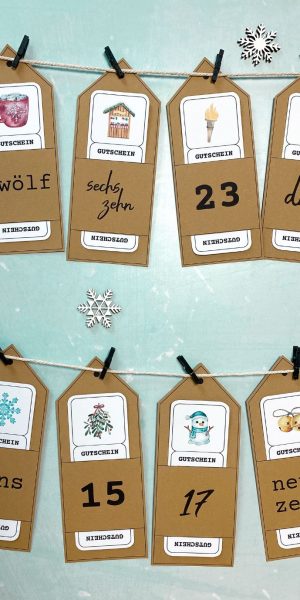Fertig gebastelter Adventskalender aus einer Druckvorlage für einen Adventskalender gefüllt mit Gutscheinen - aufgehängt an einer Schnur.