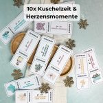 Adventskalender zum Selbermachen mit romantischen Ideen für Zweisamkeit – z. B. Kuschelabend, Kuss unterm Mistelzweig oder ein Stromfreier Abend bei Kerzenlicht.