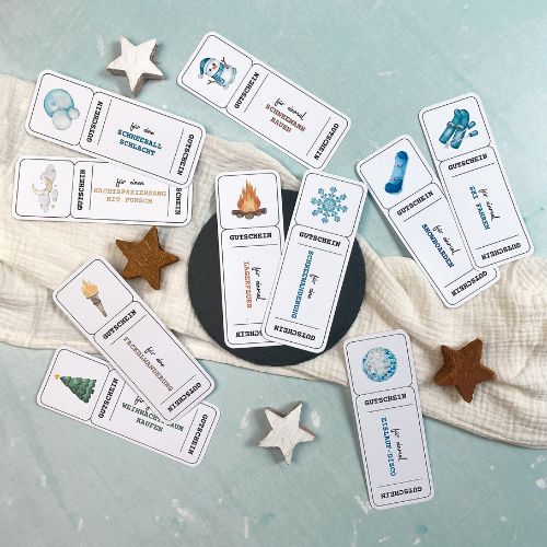 Gutschein Adventskalender mit Ideen für draußen – von Schneemann bauen bis Fackelwanderung.