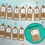 Selbstgemachter Gutschein Adventskalender mit 24 Anhängern aus Kraftpapier, aufgehängt an einer Leine mit kleinen schwarzen Klammern. Jede Karte zeigt ein weihnachtliches Motiv wie Tasse, Tannenbaum oder Lebkuchenhaus und trägt eine Zahl von eins bis 24. Unten im Kreis ist eine Gratis-Karte mit der Aufschrift „Fröhliche Weihnachten“ zu sehen. DIY Druckvorlage zum Ausdrucken und Verschenken.