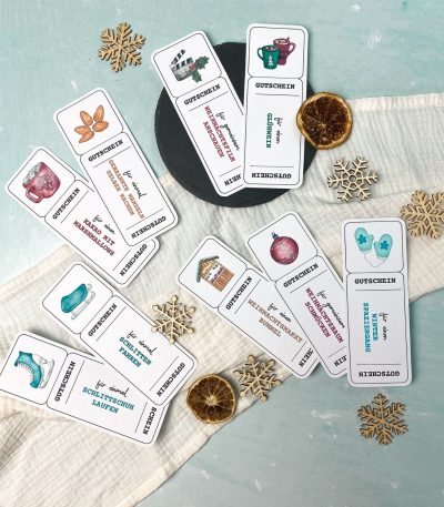Foto von weihnachtlichen Gutscheinvorlagen zum Ausdrucken, mit Illustrationen von Glühwein, Weihnachtsbaum, Plätzchen, Eislaufschuhen und Kakao. Gutscheine mit Texten wie ‚für einen Glühwein‘, ‚für gemeinsam Weihnachtsbaum schmücken‘ oder ‚für einmal Schlittschuh laufen‘.“