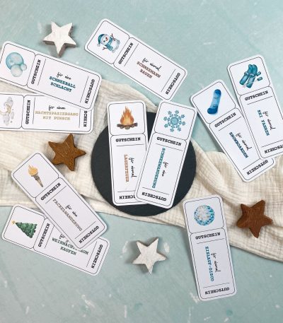 Weihnachtsgutscheine zum Ausdrucken im Set ‚Winterlich & aktiv‘ – Druckvorlage mit Gutscheinen wie ‚für eine Schneeballschlacht‘, ‚für einmal Schneemann bauen‘, ‚für ein Lagerfeuer‘, ‚für eine Schneewanderung‘, ‚für eine Eislauf-Disco‘ oder ‚für einmal Ski fahren‘.