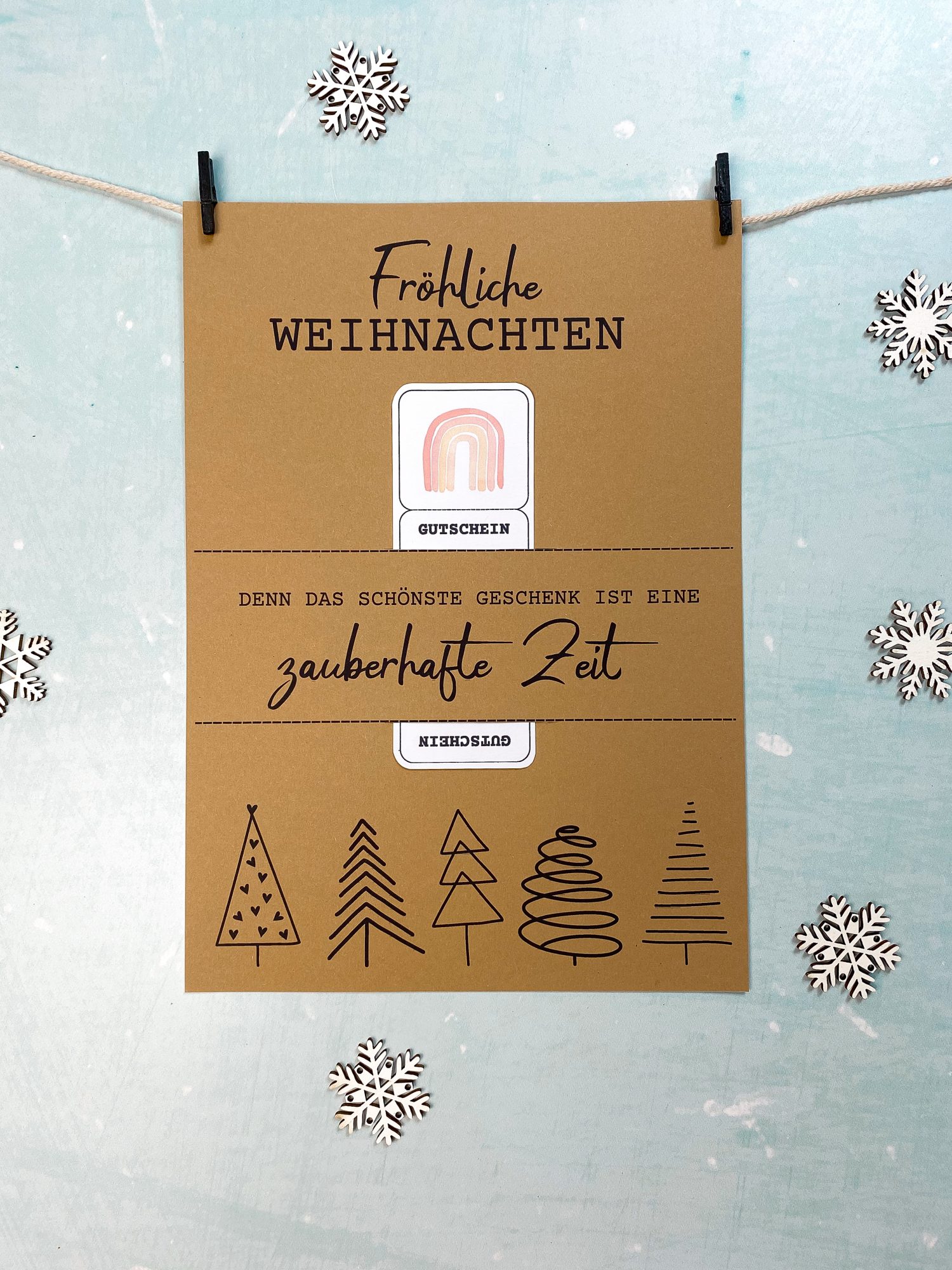 Fertig gestaltetes Gutscheinposter mit Text „Fröhliche Weihnachten – Denn das schönste Geschenk ist eine zauberhafte Zeit“. Gedruckt auf Kraftpapier, mit Gutscheinfach und Schneeflocken dekoriert. Kreative Druckvorlage als PDF, ideal zum Gutschein verpacken Weihnachten.