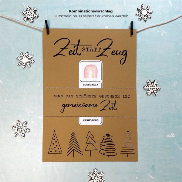 Kombinationsvorschlag: Gutscheinposter „Zeit statt Zeug – Denn das schönste Geschenk ist gemeinsame Zeit“. Gedruckt auf Kraftkarton mit Gutscheinfach, dekoriert mit Schneeflocken. Weihnachten Zeit schenken als PDF Druckvorlage zum Selbermachen.