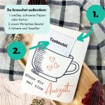 Bild mit Schritt-für-Schritt-Anleitung zeigt, welche Materialien du für die Teebeutel Karte brauchst: Papier, Teebeutel, Schere und Tesafilm. Liebevoll fotografiert mit Weihnachtsdeko und Lichterkette – perfekte kleine Aufmerksamkeit zum Aufmuntern oder Verschenken.