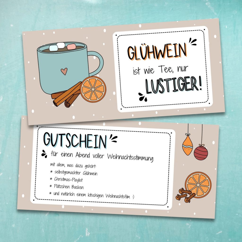 Zwei weihnachtlich gestaltete Glühwein Gutscheine mit Tasse, Zimt, Orangen und Spruch „Glühwein ist wie Tee, nur lustiger!“ – fertig zum Ausdrucken.