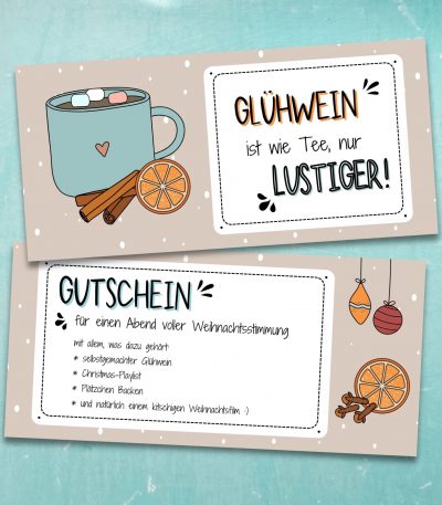 Zwei weihnachtlich gestaltete Glühwein Gutscheine mit Tasse, Zimt, Orangen und Spruch „Glühwein ist wie Tee, nur lustiger!“ – fertig zum Ausdrucken.