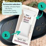 Bastelbild zeigt Materialliste und Schritte: Karte ausdrucken, Kinder Country anbringen, mit Tesafilm fixieren. Niedliche DIY Idee für Weihnachten zum Selbermachen oder als kleine Geste zwischendurch.