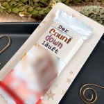 Nahaufnahme der Geschenkidee mit Kinder Country Riegel und Spruch „Der Countdown läuft“. Ideal als kleine Überraschung in der Adventszeit oder Wichtelgeschenk zum Ausdrucken.