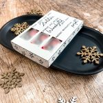 Fertig gebastelte Geschenkbox mit drei sichtbaren Schokoriegeln, Text „Du bist süßer als jeder Zimtstern“. Liebevoll gestaltete Verpackung in neutralem Papierdesign mit Sternen – weihnachtliche Geschenkidee zum Selbermachen.