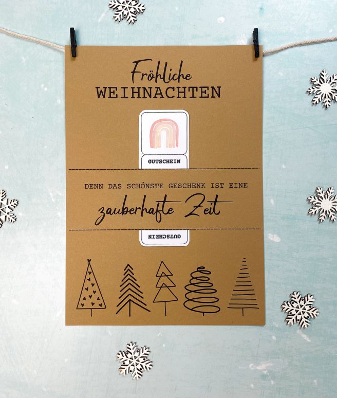 Minimalistisches Poster mit Aufdruck „Fröhliche Weihnachten – Denn das schönste Geschenk ist eine zauberhafte Zeit“. Hängt mit schwarzen Klammern an einer Leine, dekoriert mit Schneeflocken. DIY Druckvorlage als kleines Geschenk zu Weihnachten.