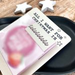 Schokoladenverpackung auf einer Weihnachtskarte mit der Aufschrift „All I want for Christmas is You“. DIY Bastelidee als kleine Aufmerksamkeit zu Weihnachten zum Ausdrucken und Verschenken.