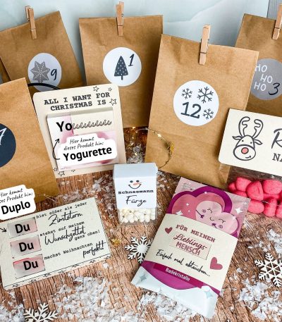 Lustiger Adventskalender mit 24 braunen Papiertüten, nummerierten Stickern und ausgedruckten Etiketten wie „Rentiernasen“, „Schneemann Fürze“ und „All I want for Christmas is Yogurette“. Druckvorlage für witzige Weihnachtsgeschenke zum Selbstbefüllen.