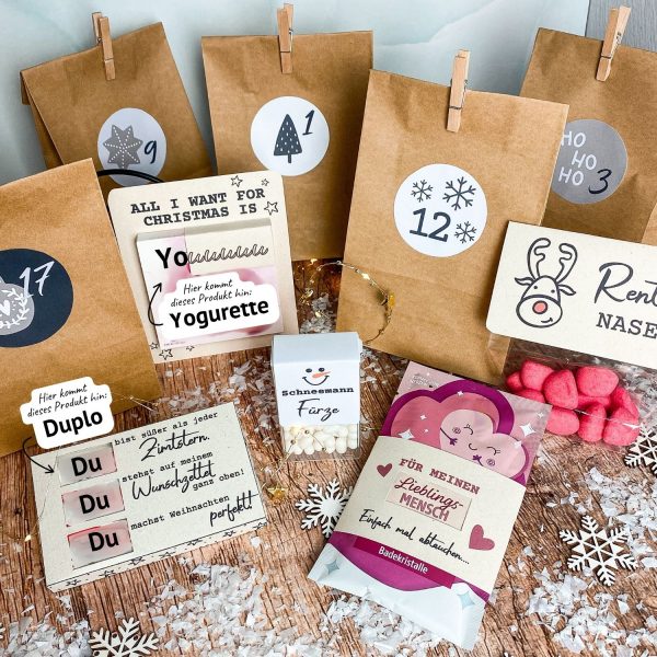 Lustiger Adventskalender mit 24 braunen Papiertüten, nummerierten Stickern und ausgedruckten Etiketten wie „Rentiernasen“, „Schneemann Fürze“ und „All I want for Christmas is Yogurette“. Druckvorlage für witzige Weihnachtsgeschenke zum Selbstbefüllen.