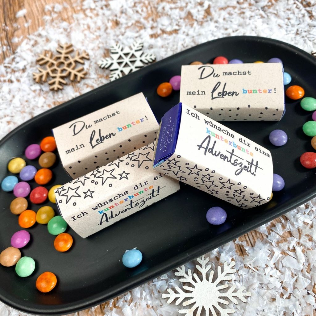 Selbstgemachtes Mini-Geschenk mit Smarties und Aufschrift „Ich wünsche dir eine kunterbunte Adventszeit“ und „Du machst mein Leben bunter“. Liebevolle DIY Druckvorlage als kleine Weihnachtsüberraschung.