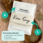 Anleitung mit nummerierten Pfeilen zeigt, wie die Tütensuppe mit der Banderole „Keine Sorge“ gestaltet wird. Materialliste mit Papier, Tütensuppe, Schere und Tesafilm. Ideal als kleine Aufmunterung oder witzige Geschenkidee für Freunde und Kollegen.