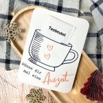 Nahaufnahme der fertigen Teebeutel Karte mit Tassenmotiv und Teebeutel. Der Schriftzug „Gönne dir mal eine Auszeit“ steht im Mittelpunkt. Ideal als kleines Geschenk im Advent, für Kolleginnen oder zum Selbstverwöhnen.