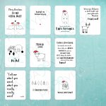 Übersicht mit allen zehn Kartenmotiven auf blauem Hintergrund, darunter Sprüche wie „Rudolph im Schneesturm“, „Fleece Navidad“ und „Ä Tännchen please“. Minimalistisches, witziges Weihnachtsdesign.