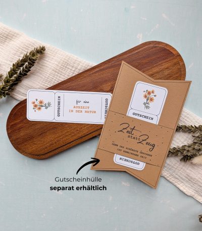 Auszeit in der Natur Gutschein Vorlage zum Ausdrucken. Der Gutschein steckt in einer Gutscheinkarte, auf der steht „Zeit statt Zeug“. Diese Gutscheinkarte muss separat erworben werden. Liebevoll gestaltete Druckvorlagen, um ganz einfach einen Gutschein Auszeit in der Natur selber basteln zu können.