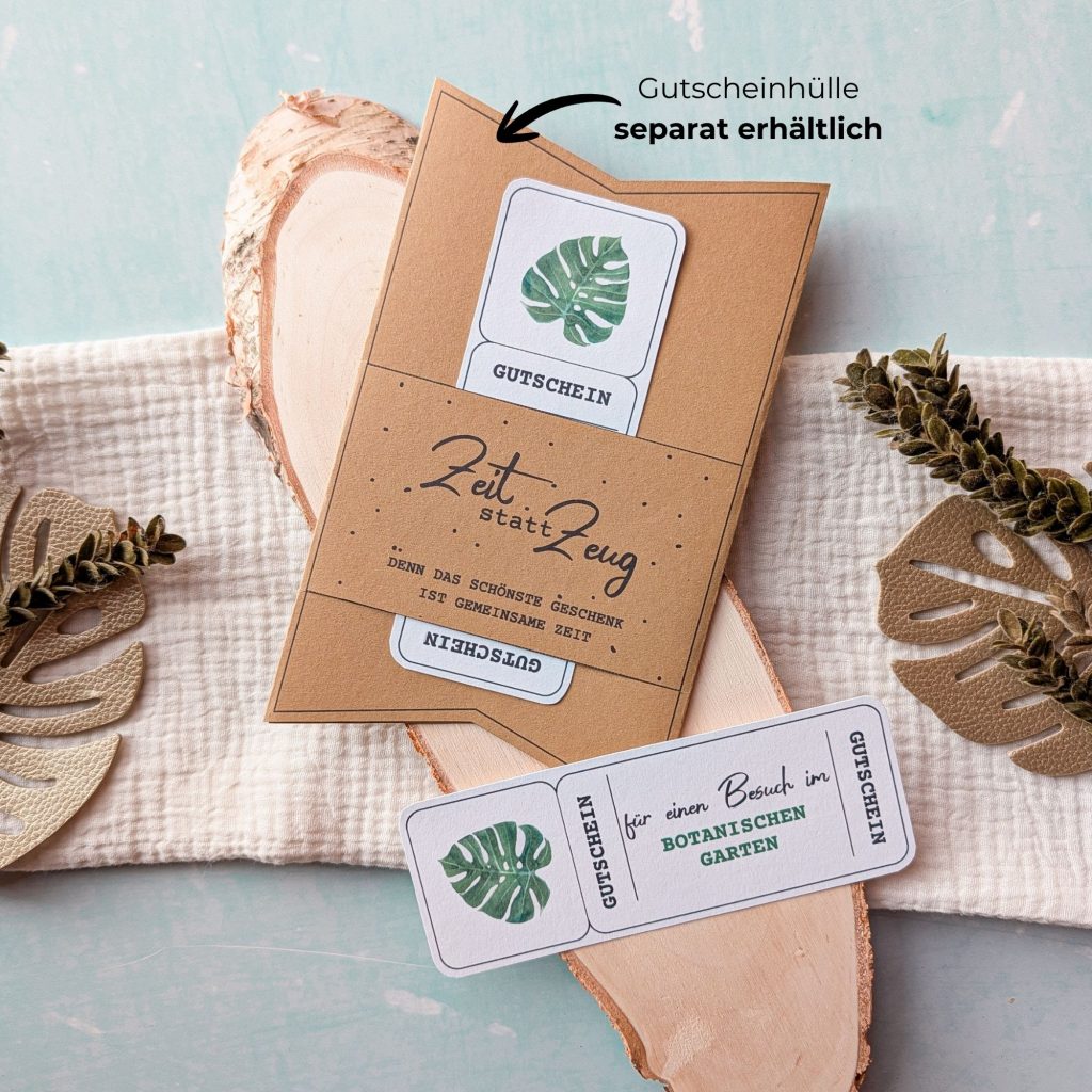 Botanischer Garten Gutschein Vorlage zum Ausdrucken. Der Gutschein steckt in einer Gutscheinkarte, auf der steht „Zeit statt Zeug“. Diese Gutscheinkarte muss separat erworben werden. Liebevoll gestaltete Druckvorlagen, um ganz einfach einen Gutschein Botanischer Garten selber basteln zu können.